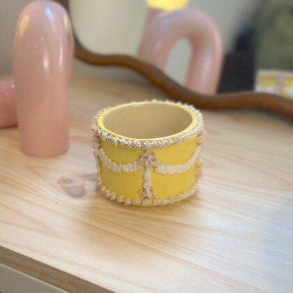 taza pastel amarilla